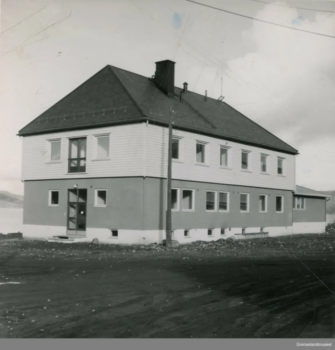 Den nye Tollboden i Kirkenes etter krigen. 
Bygningen ble overtatt den 28 August 1958. Tollvesenet flyttet inn her den 1 Oktober 1958. 
Bygget ble bygget av Entreprenør Brødrene Zakariassen.