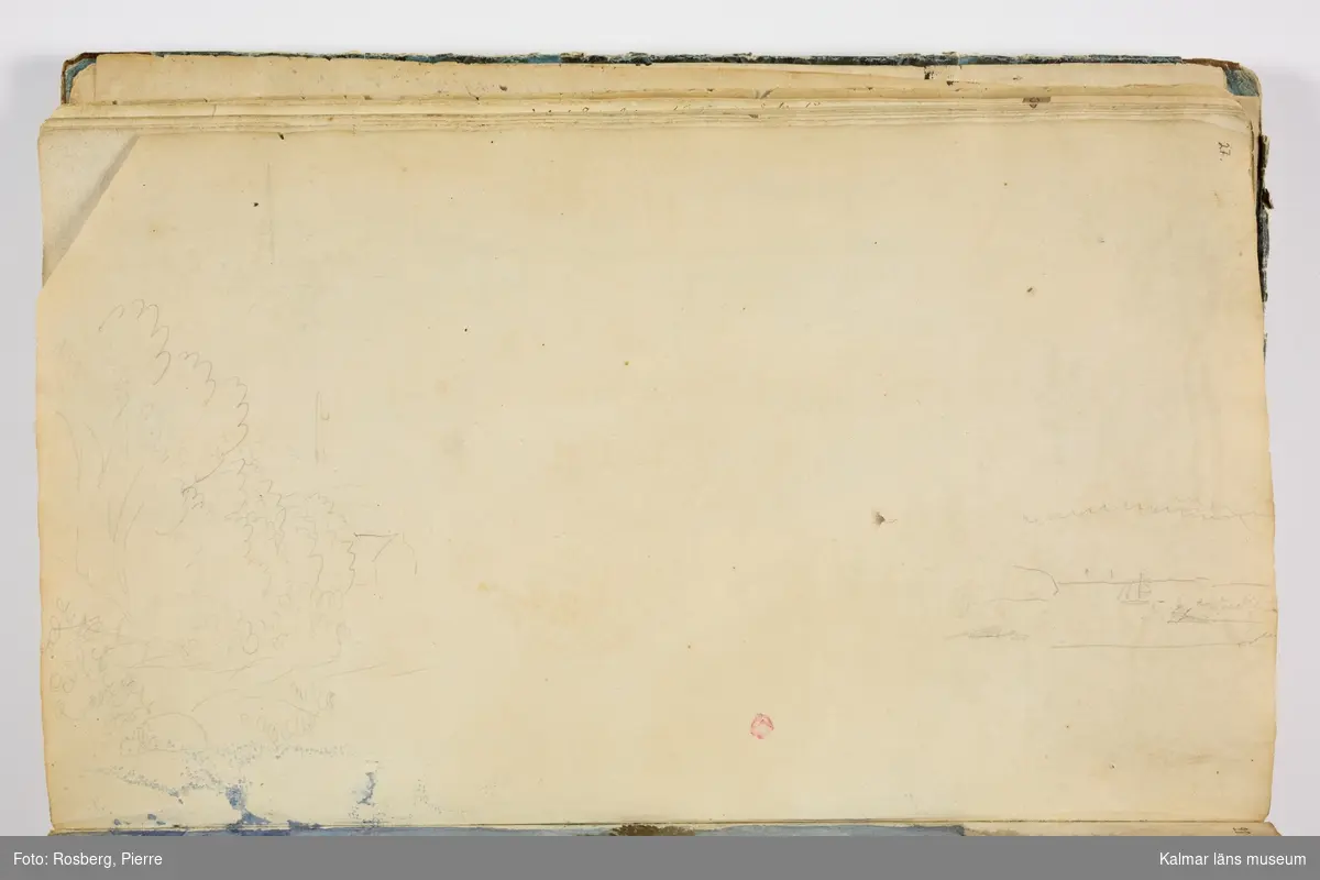KLM 39585:7. Skissbok. 7:e boken. Folioformat, skinnrygg och skinnhörn. Ett flertal skisser inklistrade, lösa blad inlagda: ett notisblad med familjeanteckningar, en liten akvarell, en avskuren kant av akvarell (som i övrigt är infäst i boken).