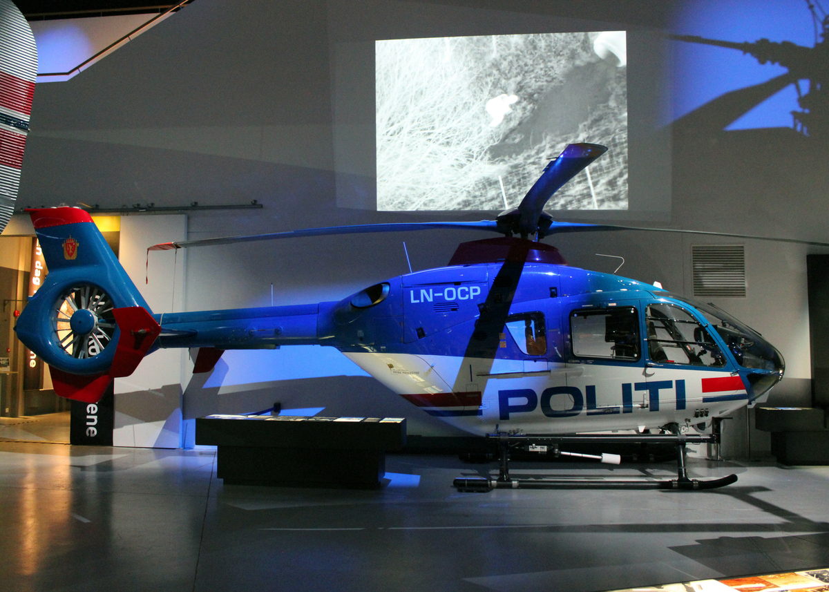 Norges første politihelikopter - et visuelt sett komplett helikopter lakkert i politiets farger, rett fra tjeneste til utstilling. Deler med gjenbruksverdi er tatt ut og erstattet med utrangerte deler.
