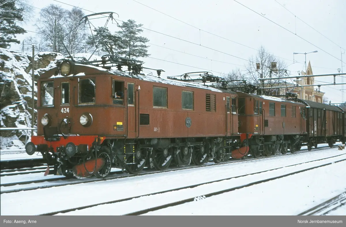 SJ elektriske lokomotiver litra Du2, nr. 424 fremst, med godstog på Kornsjø stasjon