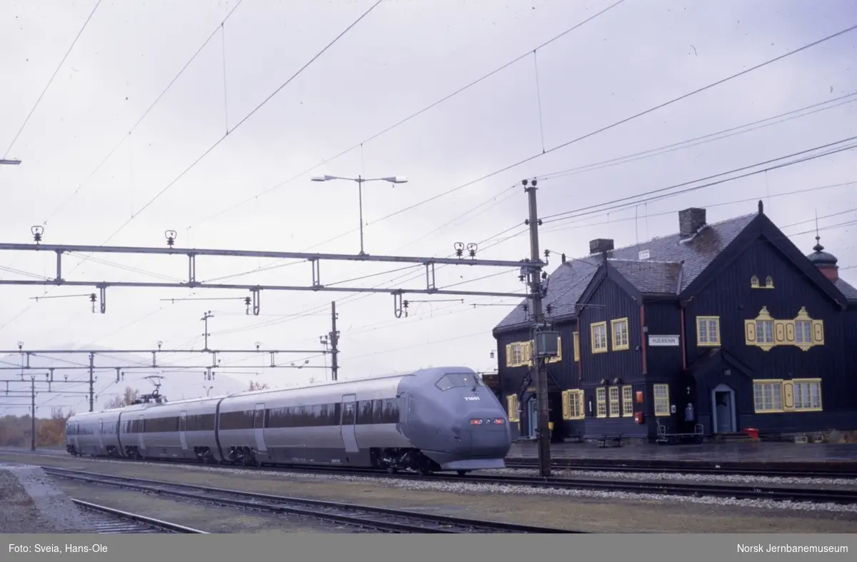 Flytogsett 71 01 med motorvogn BFM 71 101 fremst, på Hjerkinn stasjon i forbindelse med prøvekjøring mellom Hjerkinn og Fokstua stasjoner