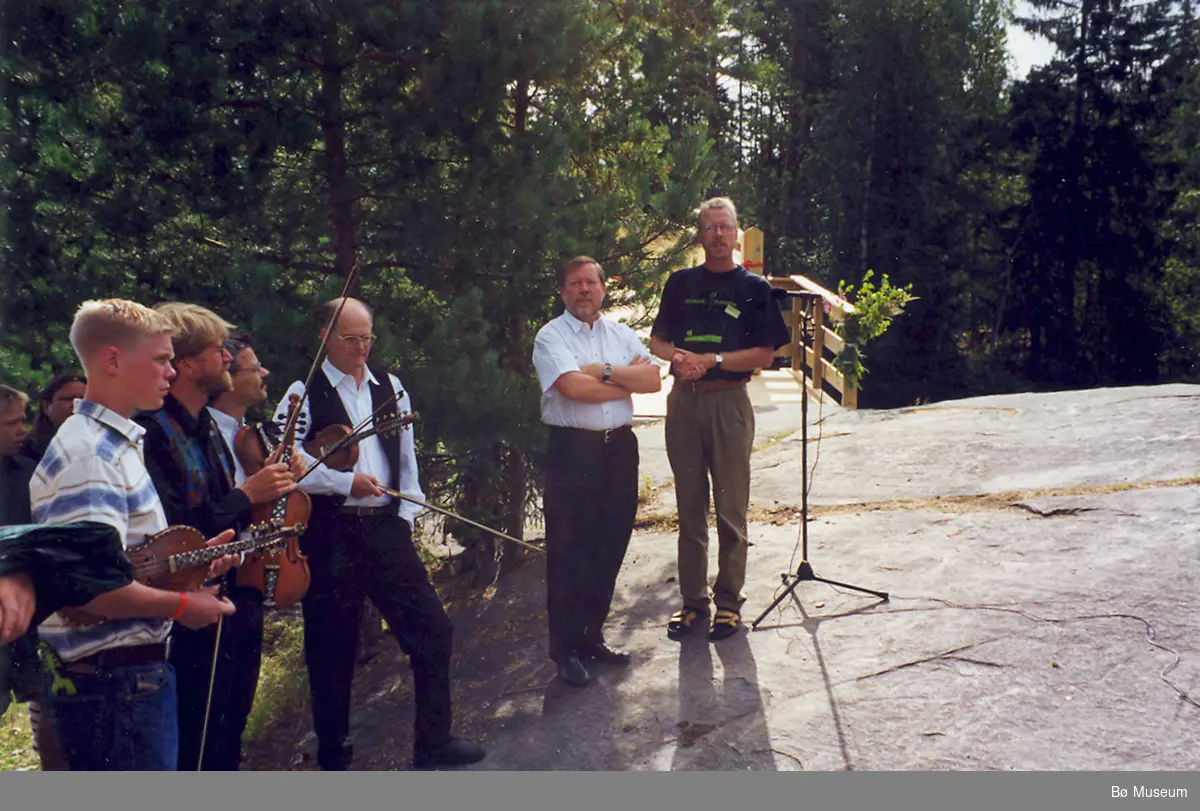 Den offisielle opninga av den nye brua til Kvennøya 1999