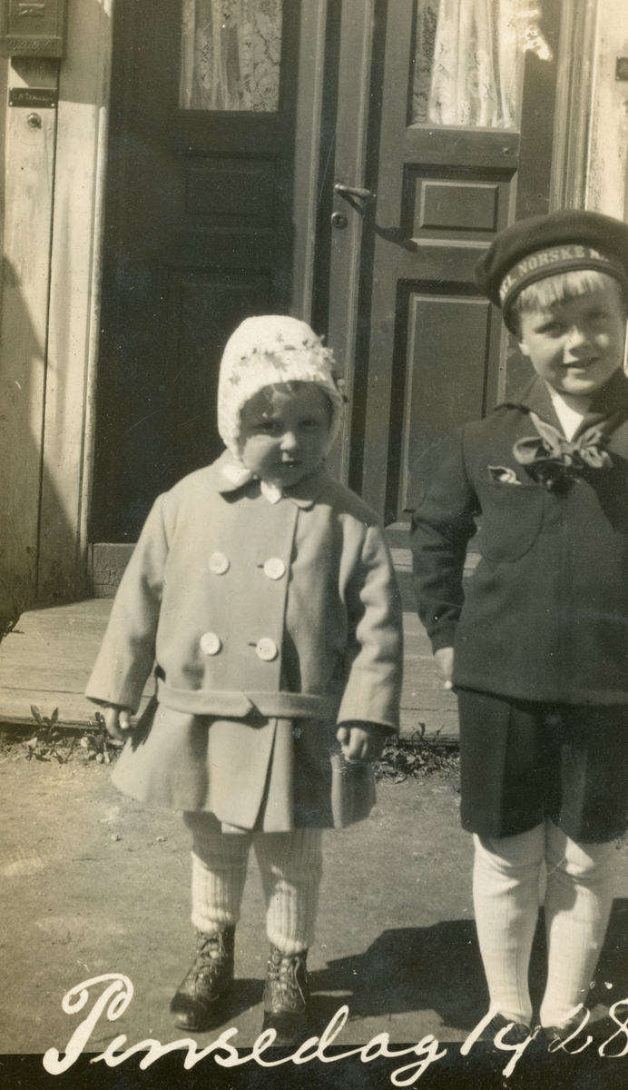To ulike bilde av Tordis Terjesen  med andre barn pinsedag 1928.