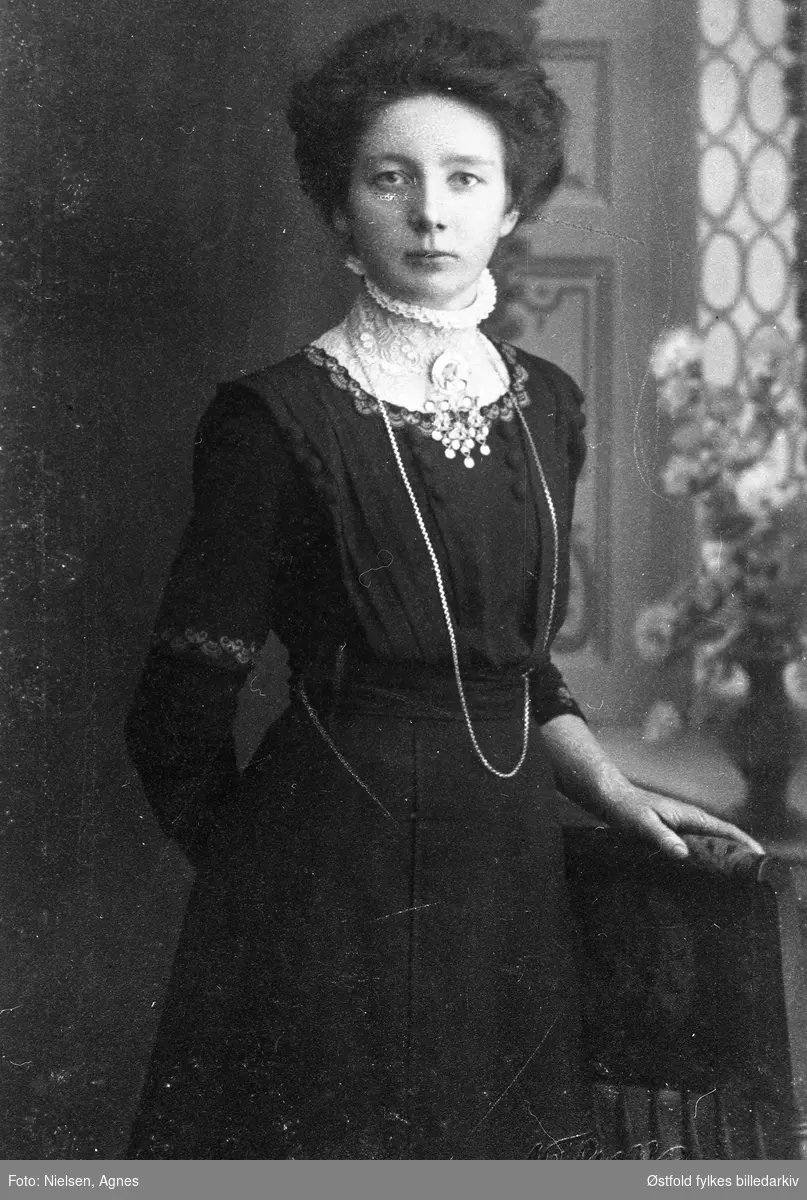 Portrett av Gerda Blakkestad fra Tune. Hun bodde på Kolstad i Tune og var telefondame eller syerske ifølge folketelling for 1920.