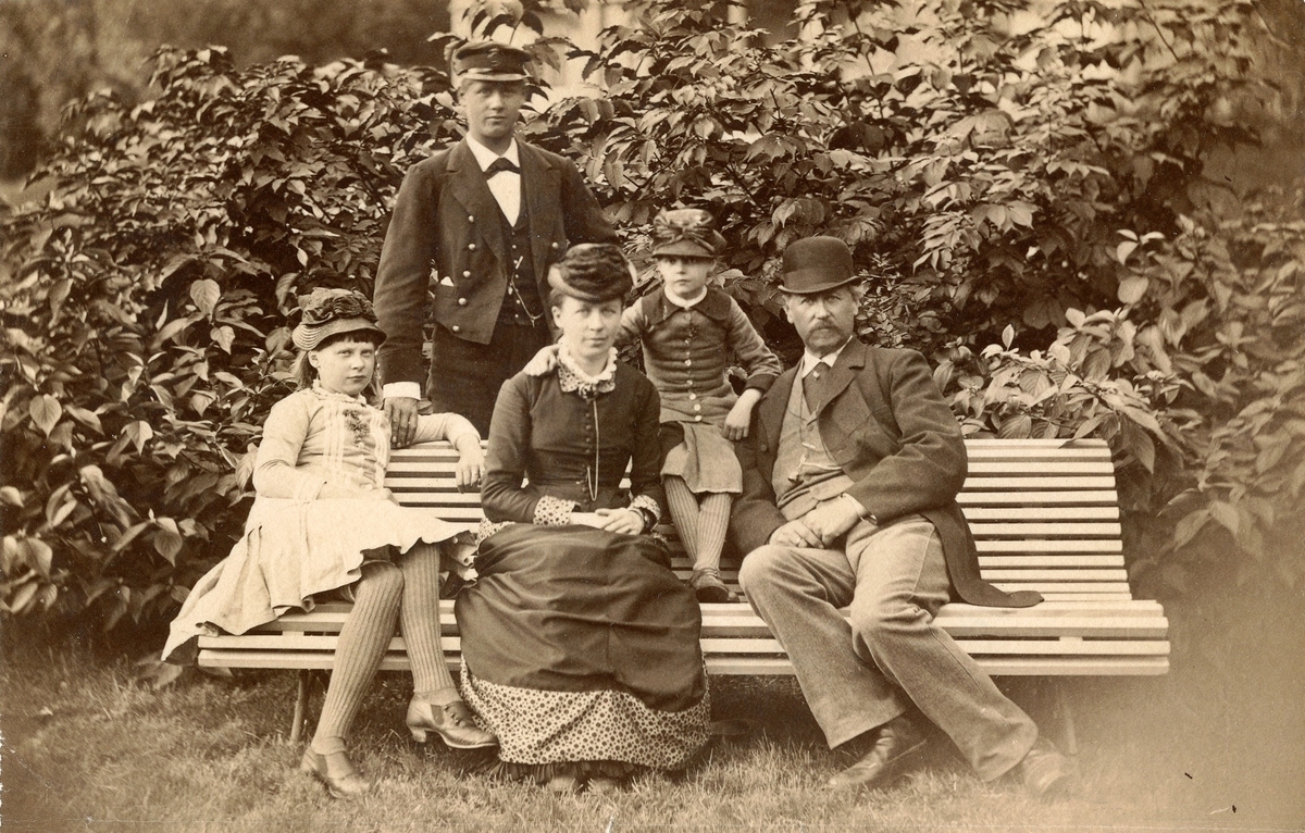 Porträtt av familjen Adelsköld på Nolhaga. På bänken sitter Annie Adelsköld, Gustava Adelsköld (f. Brolin) och Claes Adelsköld. Bakom dem står Axel Adelsköld och bredvid honom sitter Alma Adelsköld, av familjen kallad Maja.