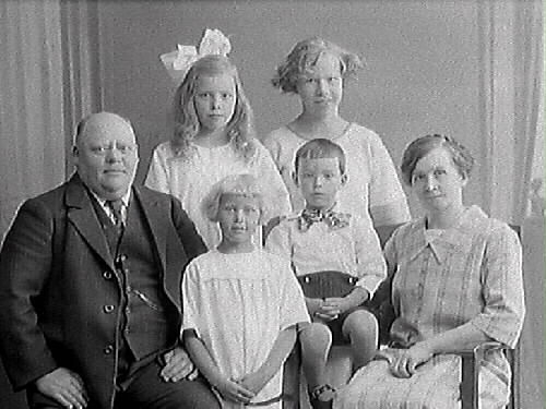 Familjebild av frisör Andersson "Cordosa" med fru och fyra barn.