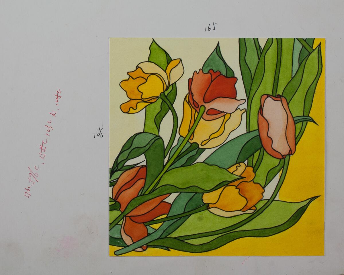 Förlaga till servett. Beige bakgrund med gul bård. Gula och röd-orangea tulpaner med gröna blad. Motivet ritat på det tekniska ritpappret. Runda färgprover på baksidan.