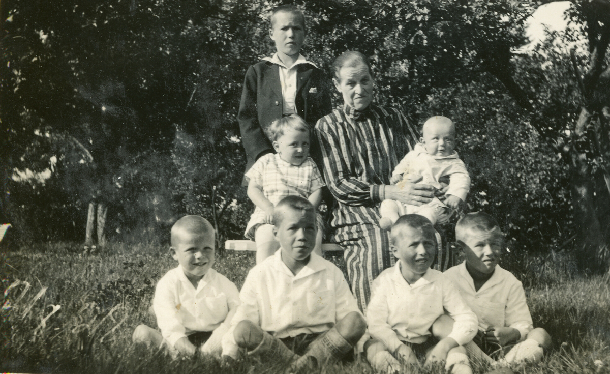 Anne Jørgine Isaksen samen med barn i 1938.  På fanget sit Tordis Terjesen.