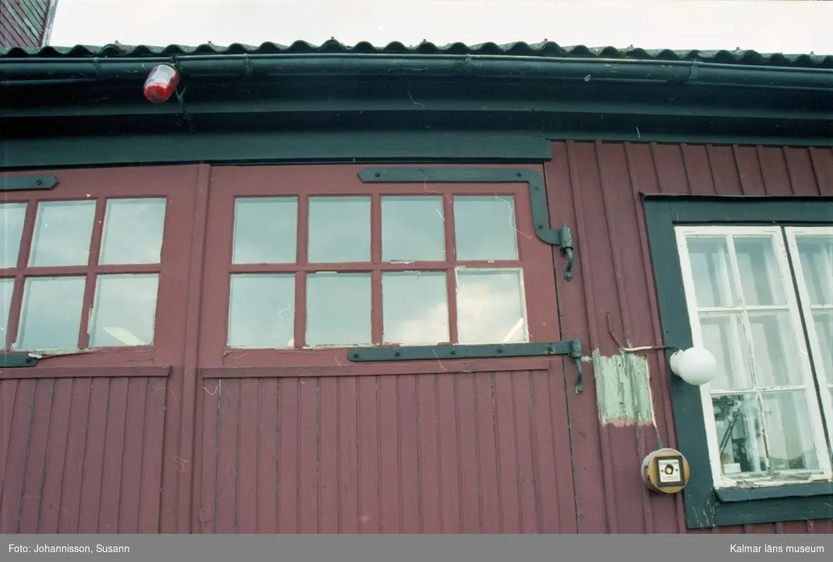 Påskallaviks brandstation i Emmekalv. Detalj av ytterdörr till vagnhallen med  spår i väggen efter borttaget hörnskåp.

Foto: Susann Johannisson 98-04-29