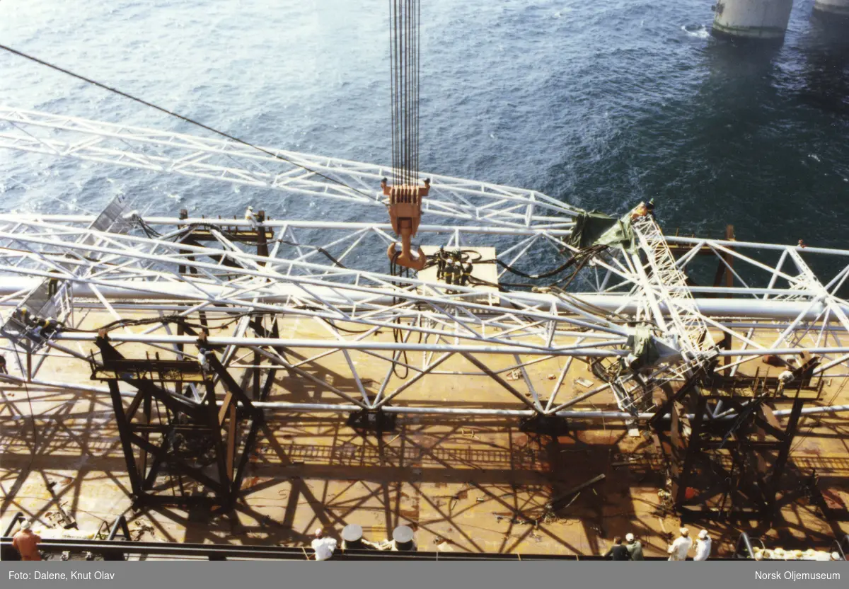Mange av modulene på Statfjord A måtte settes på plass/kobles sammen etter at plattformen var slept ut på feltet. 
Det hadde vært umulig å slepe en komplett Statfjord A-plattform ut i Nordsjøen pga. kraftig overvekt. 

Her er de igang med å løfte flammebommen opp på plattformen. Juni 1978