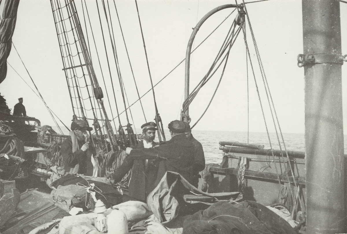 Fotografi från första svenska Antarktisexpeditionen 1901-1904. Motiv av expeditionsdeltagare ombord på fartyget Uruguay.