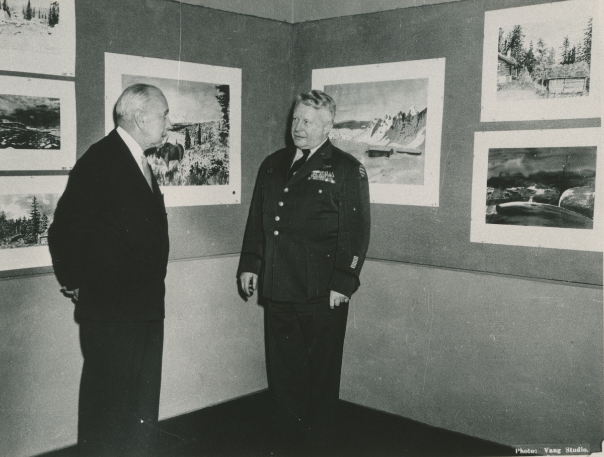 Fotografi från låda märkt Bernt Balchen. Balchen var norsk-amerikansk flygare, polarforskare och militär. Motiv av Bernt Balchen 1953 som ställer ut sina akvarellmålningar på galleri i New York.