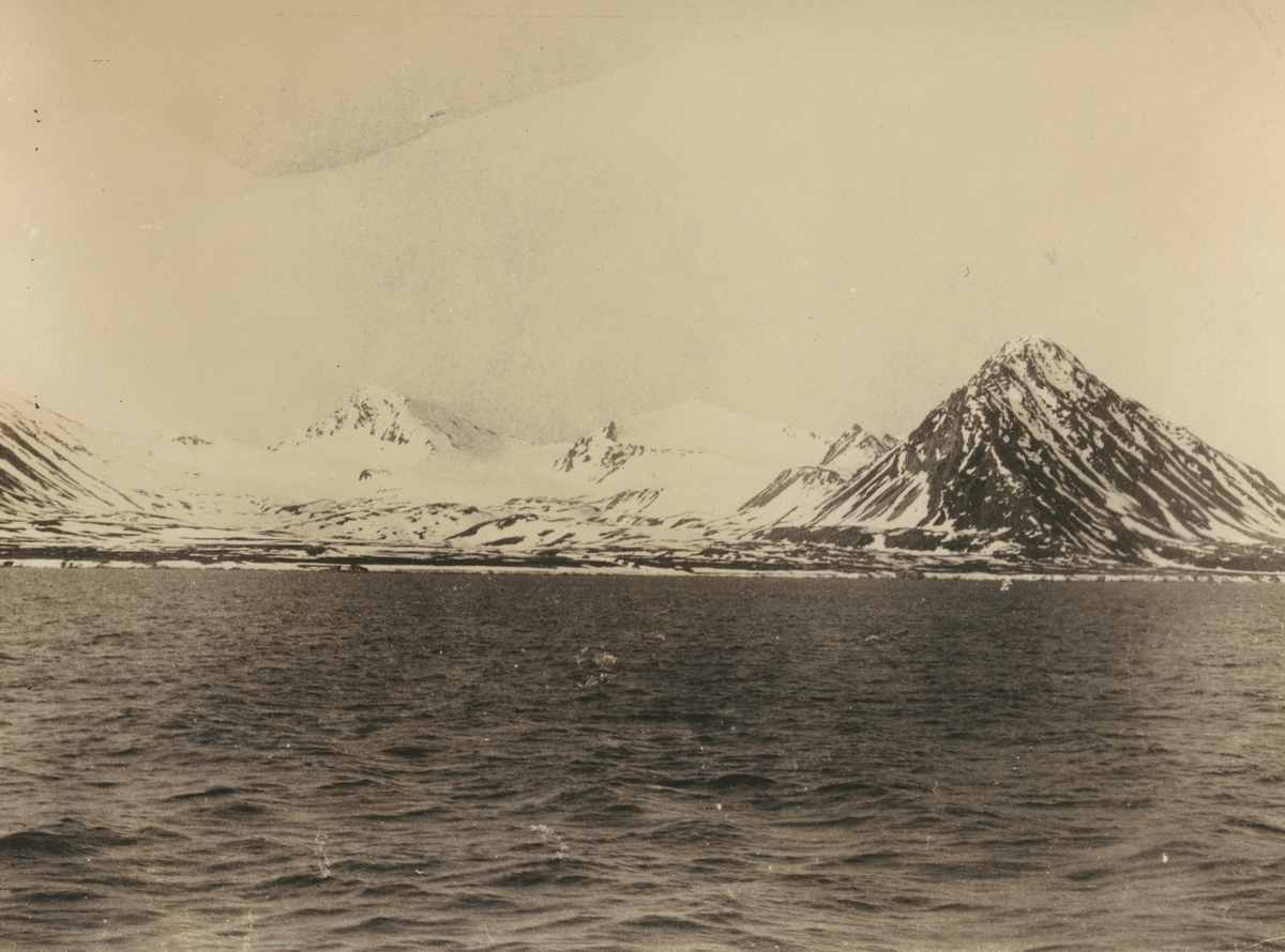 Fotografi från expedition till Sveagruvan. Vy över hav och snötäckta berg.