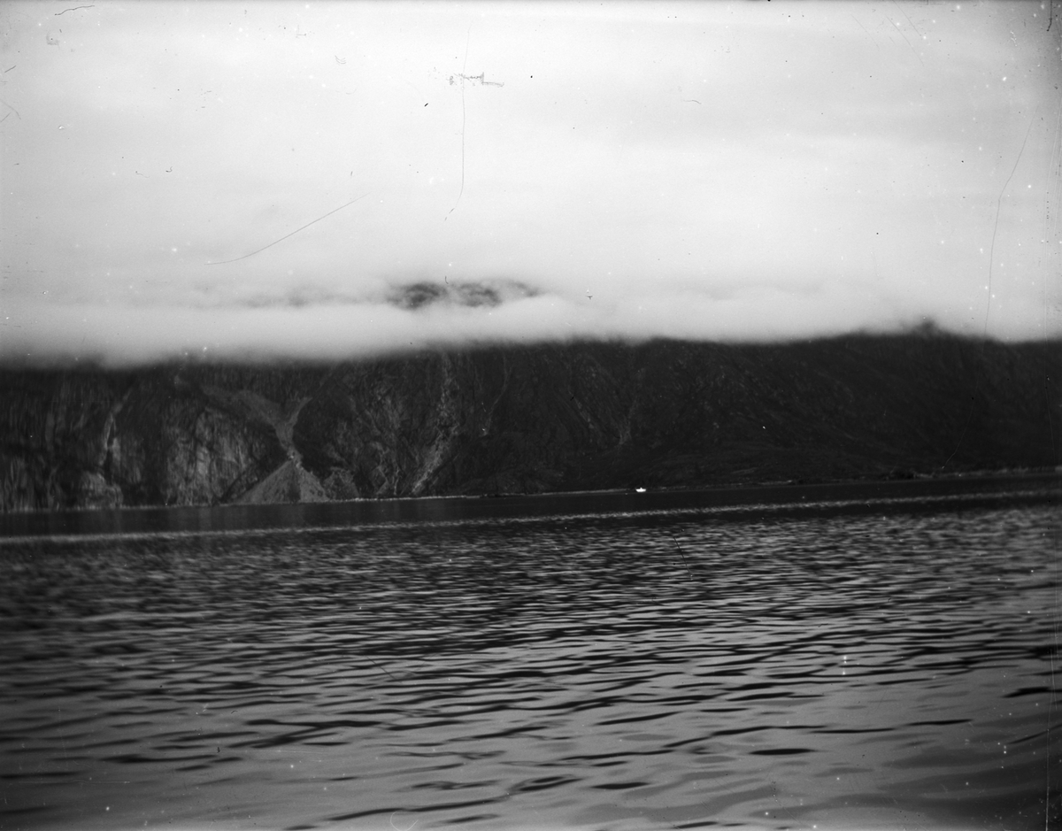 Fotografi från Grönland. Motiv av hav, berg och dimma.