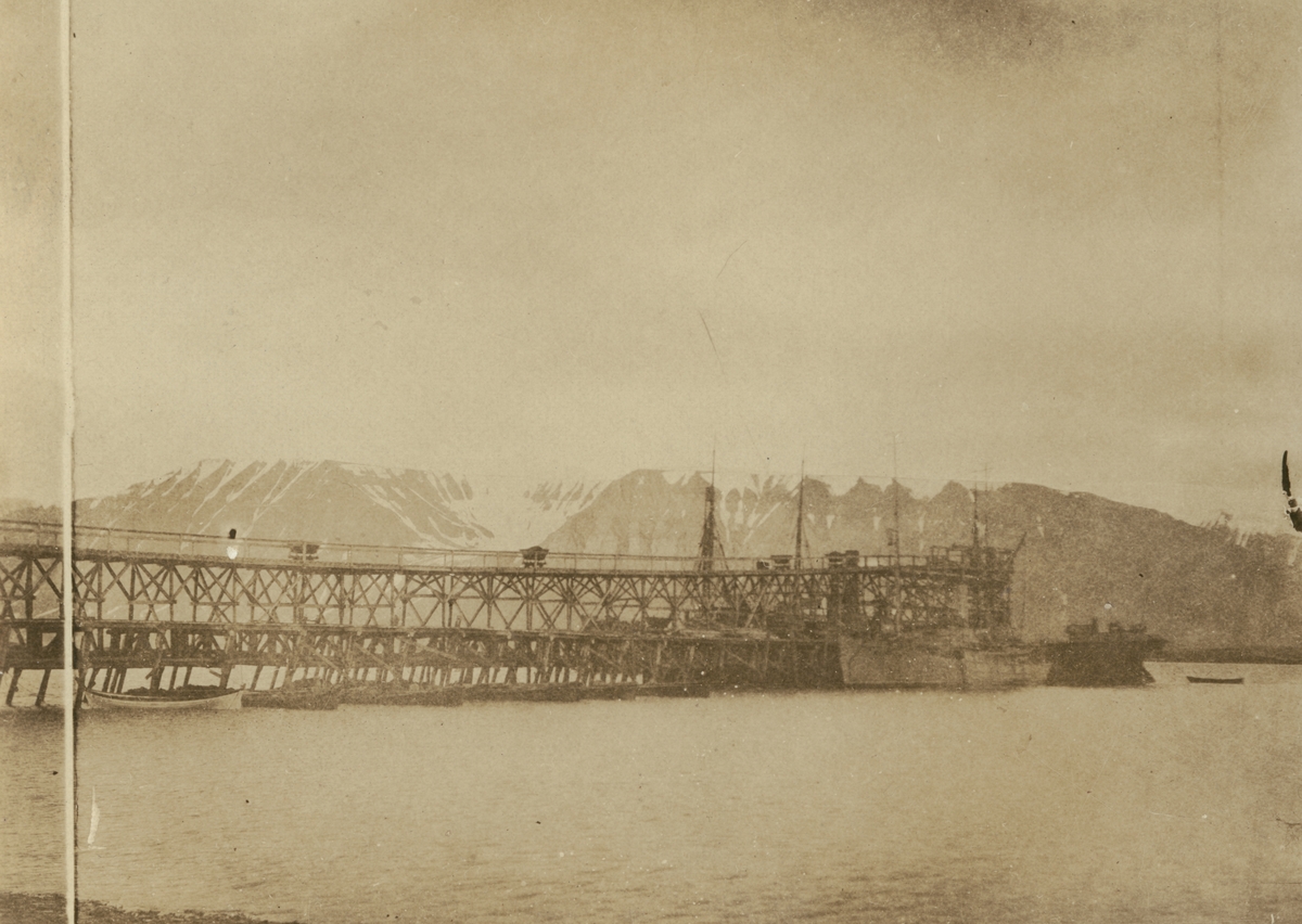 Fotografi från expedition till Spetsbergen 1920. Vy över hamnen i Sveagruvan.