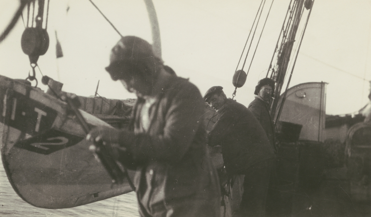 Diverse bilder ur Fred Goldbergs samling. Motiv av besättning ombord på båt.
