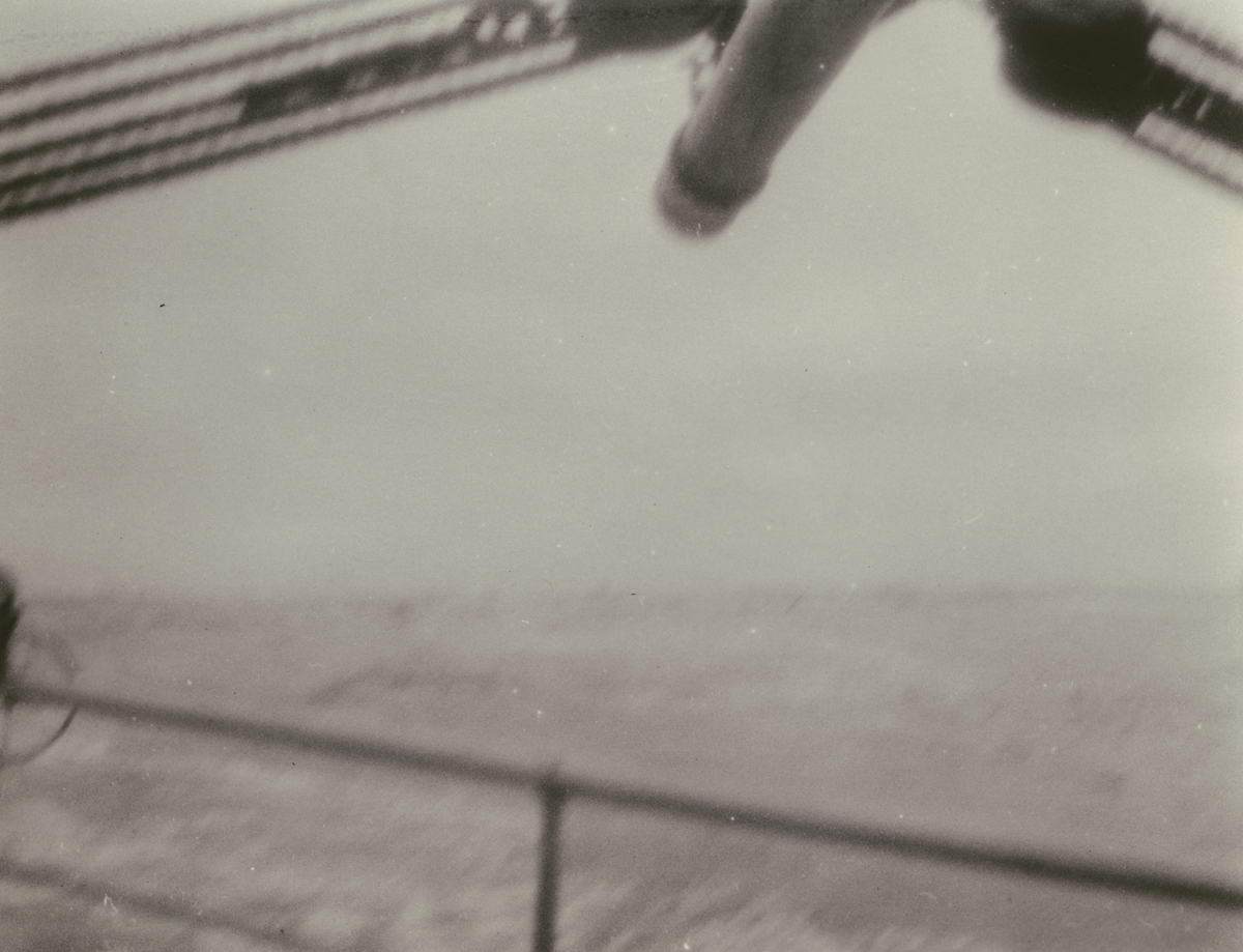 Fotografi från Ahlmannexpeditionen 1931. Vy från båt över hav.