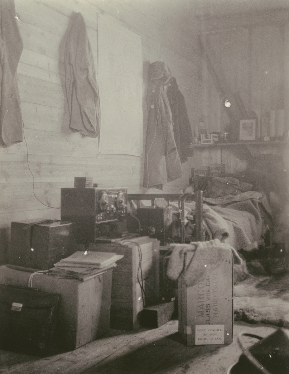 Fotografi från Ahlmannexpeditionen 1931. Interiörbild, troligen från basstationen.