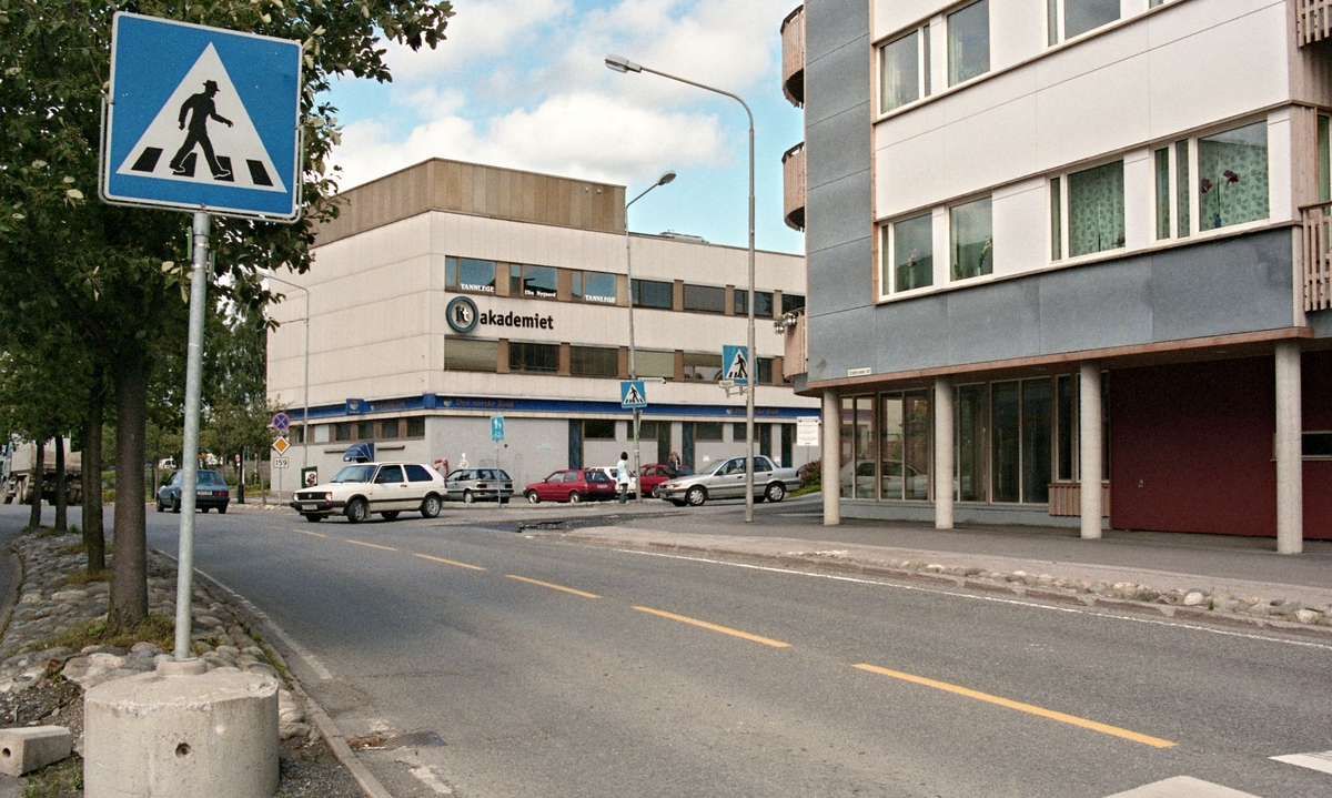 Oversiktsbilde Strømsveien. Til venstre Strømsveien 70 med DNB-bank. Til høyre Strømsveien 68. Før lå det en bygning, hvor Strømmen konditori holdt til, kalt Konten. I 1980-årene ble stedet til Konten Kro. Bygningen ble revet og erstattet av nåværende bygg.