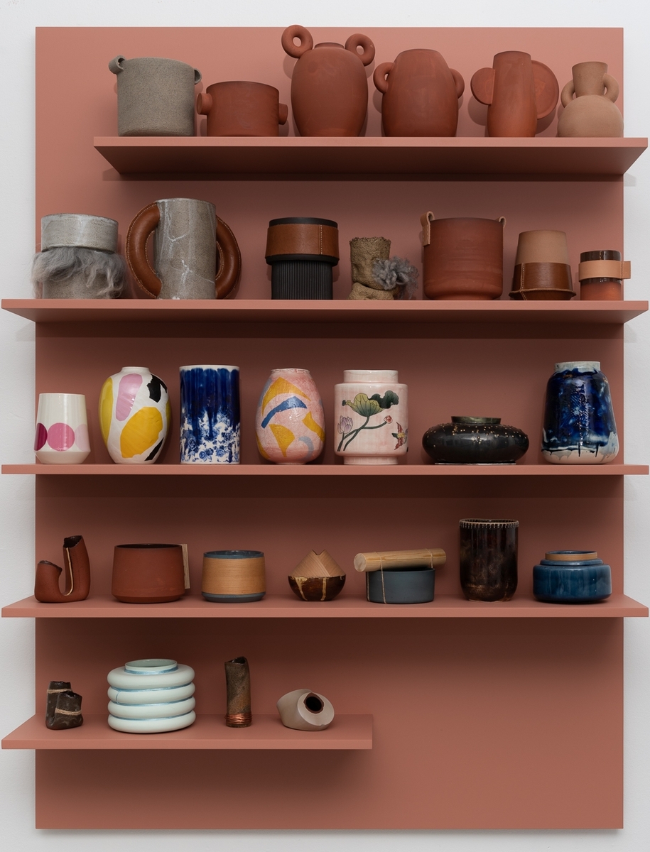Installasjon som består av 365 vaser med individuelle former, størrelser, dekorer og uttrykk. Vasene er hovedsaklig laget av porselen, terrakotta/ leirgods og steingods. De fleste vasene er markert med signatur og dato.