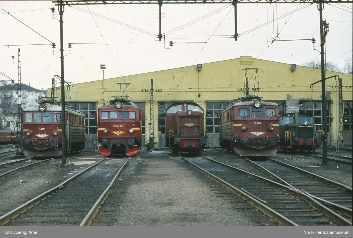 Lokomotiver utenfor lokomotivstallen på Filipstad ved Oslo V. Fra venstre El 11 2104,  El 8 2055, Di 2 805, El 13 2128, og skiftetraktor Skd 220 171