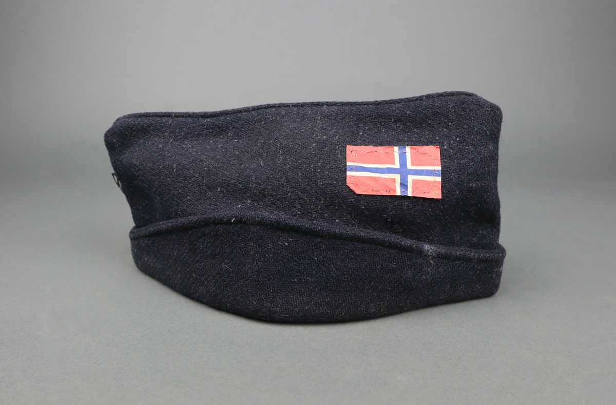 Påsydd det norske flagg i papir, trolig ved frigjøringen