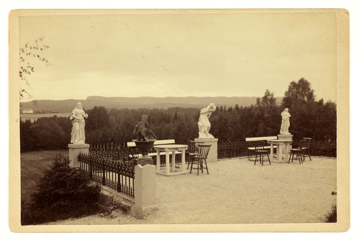  Et prospekt fra kurstedet St. Olafs Bad, Modum. Bilde fra en terrasse med vakre skulpturer og utsikt utover parken.