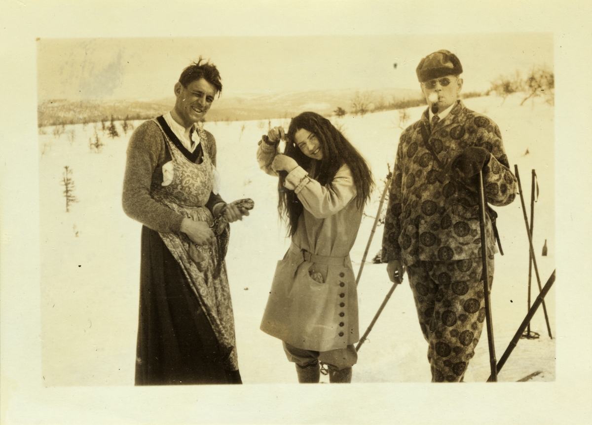 Per Scott-Hansen, Lucy Egeberg og polarforsker Christian Leden gjør seg klar til påskeskirenn ved Fefor høyfjellshotell. Fotografert påsken 1926.