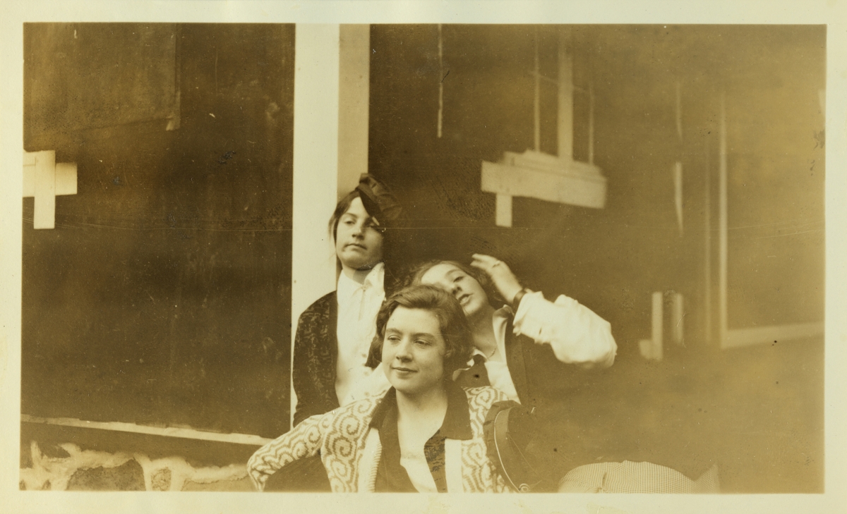 Lucy Egeberg med russelue, Cecilie Broch og Sisken Skjelderup hviler ut etter et godt måltid i "Kulinarisk Klub". Fotografert mai 1926.