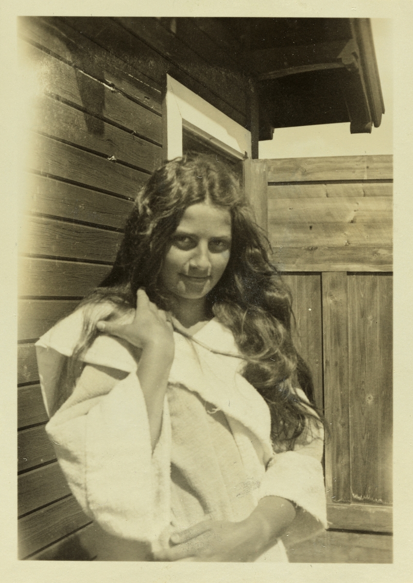 Lucy Egeberg, muligens foran badehus på Snarøya. Fotografert juli 1926.
