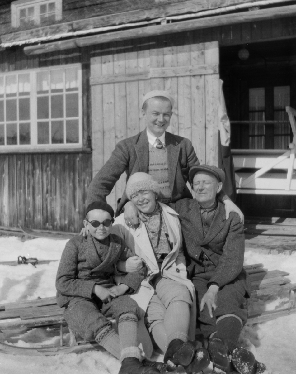 "Fru Ødegaards hus", Skeikampen påsken 1930. Harald, Jørgen jr, Kirsten og Jørgen sen