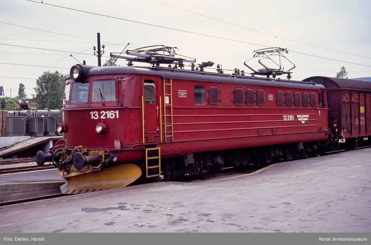 Elektrisk lokomotiv El 13 2161 med persontog til Oslo S på Bø stasjon