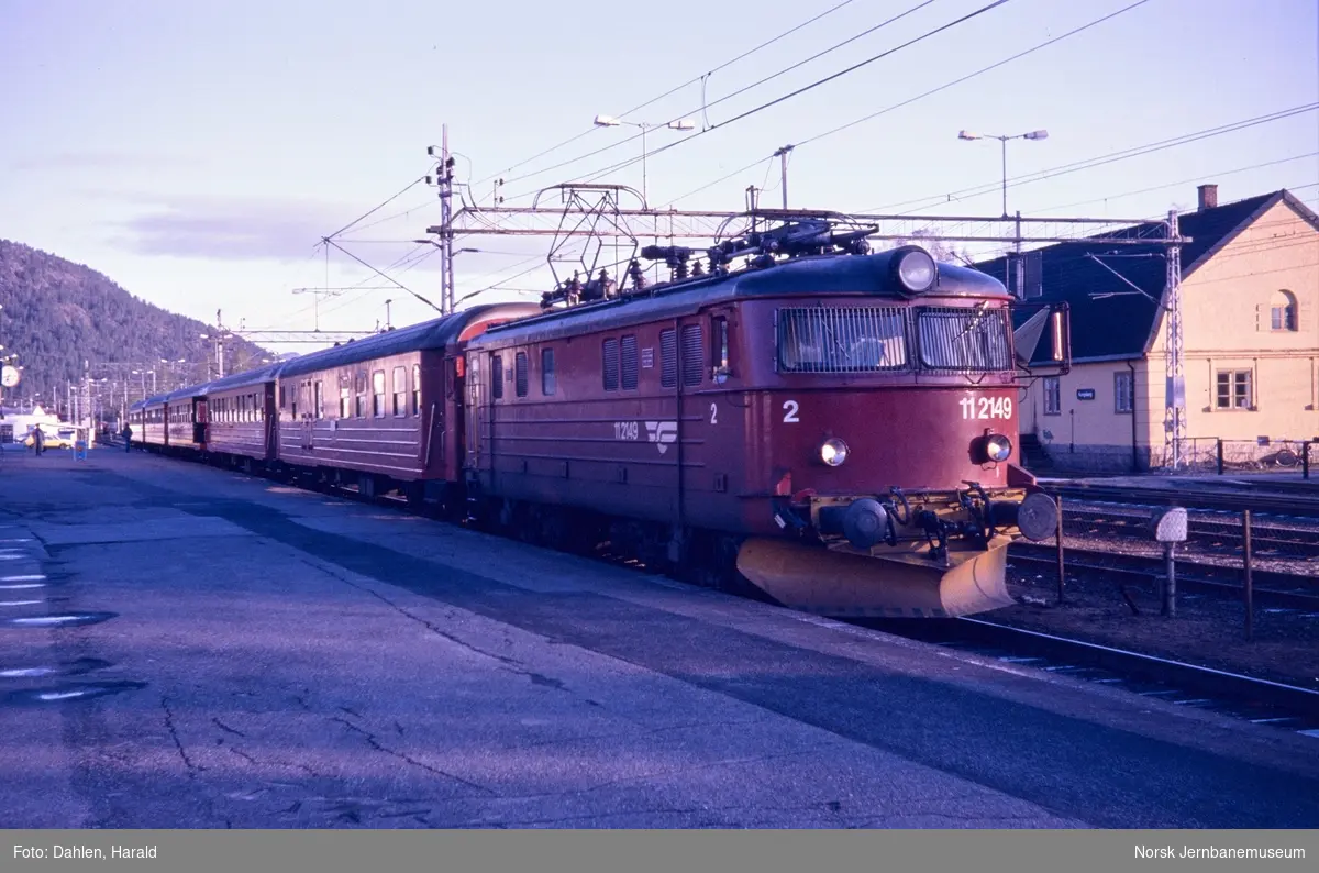 Elektrisk Lokomotiv El 11 2149 Med Persontog Til Oslo Trolig Tog 526 På Kongsberg Stasjon 