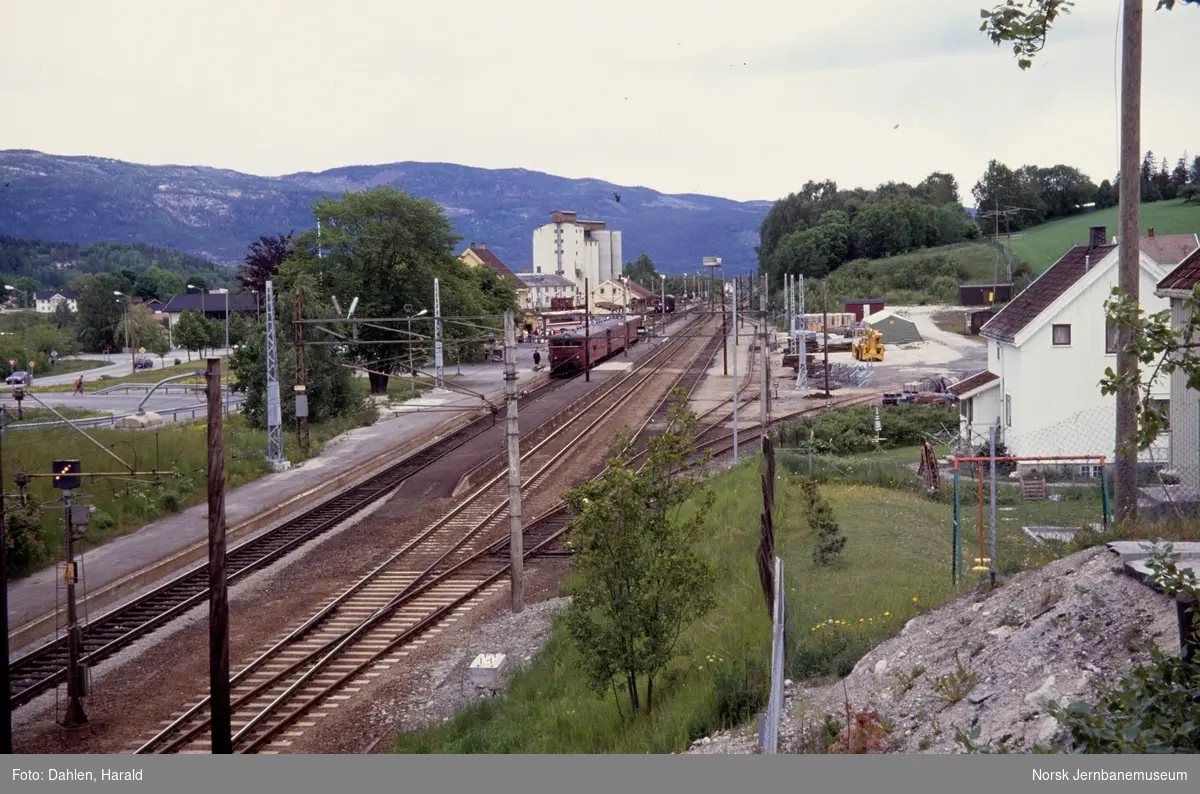 Elektrisk Motorvognsett Type 68b Med Persontog Til Oslo V Tog 502 På Bø Stasjon Norsk 