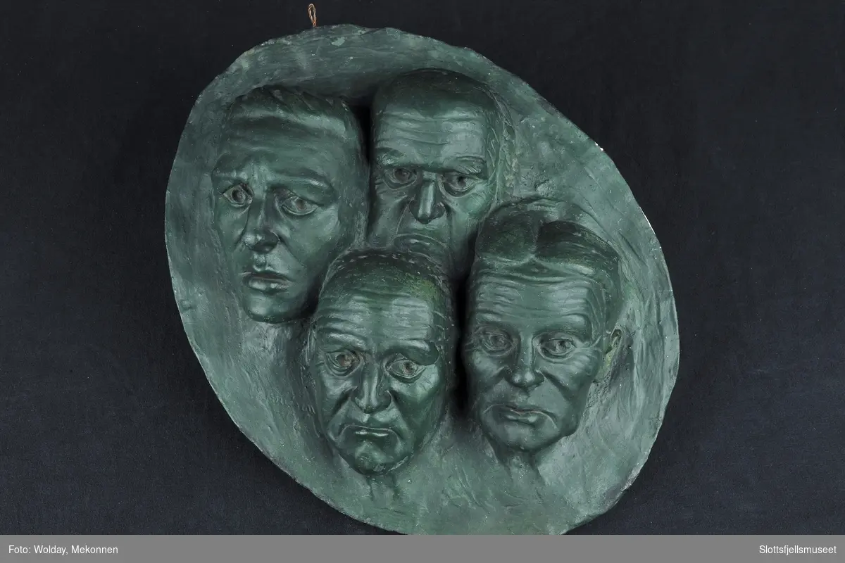 Gipsplate med motiv av fire ansikter