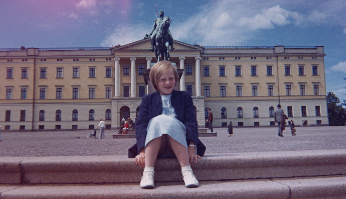 Jente på trappa framfor Slottet i Oslo.