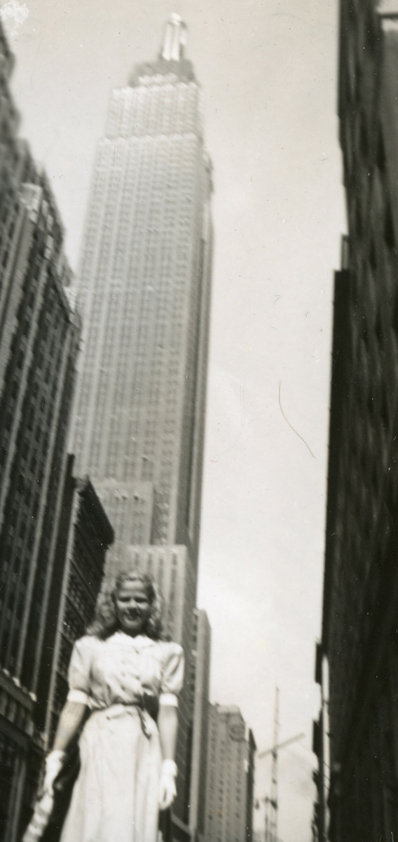 Kvinne med namn Randi ved Empire State Building i 1946.