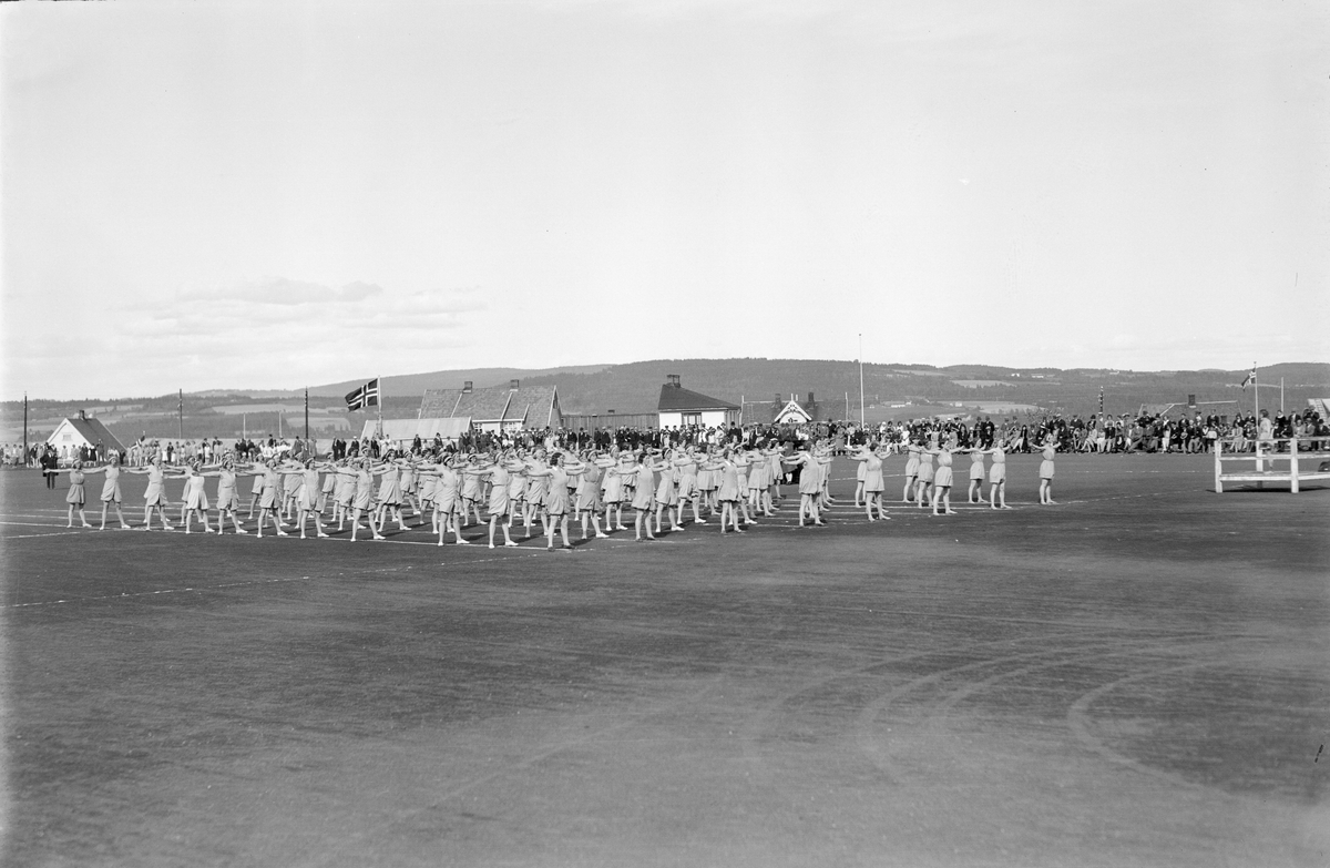 Turnstevne på Gjøvik 10-14. juni 1931. Bilder fra Idrettsplassen og fra opptog fra Storgata og kaien.