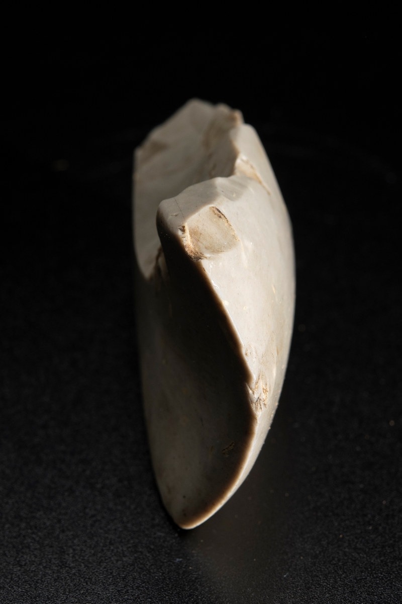 Tjocknackig yxa, fragment, med hålslipad egg.