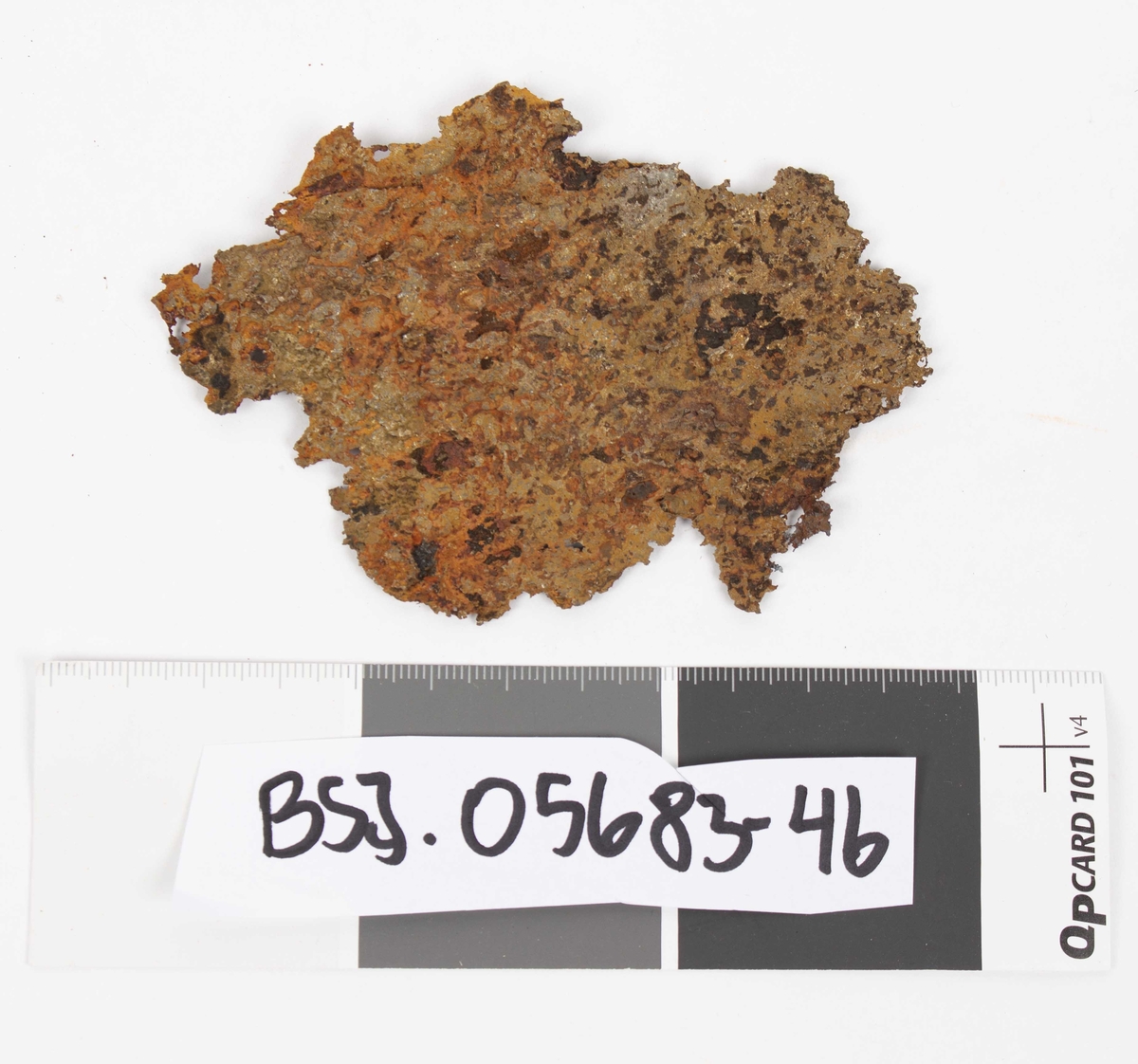 Jernflak, fragment fra uviss jerngjenstand funnet ved dykking i Kjelstraumen i Austrheim kommune.