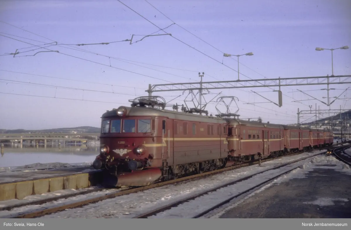 Elektrisk lokomotiv El 11 2106 med persontog på Drammen stasjon
