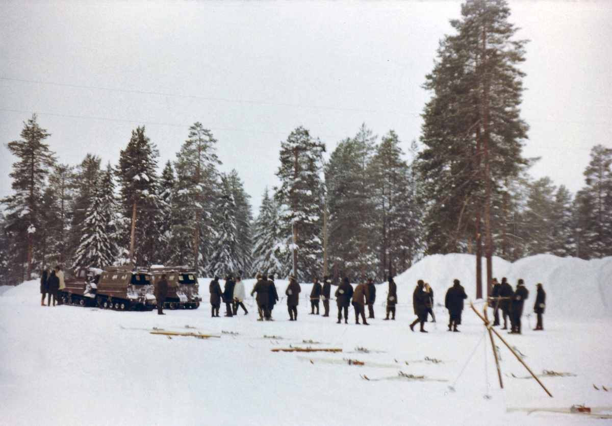 Vinterutbildning med FBU i Skaraborg på tidigt 1980-tal. Bandvagn 202.