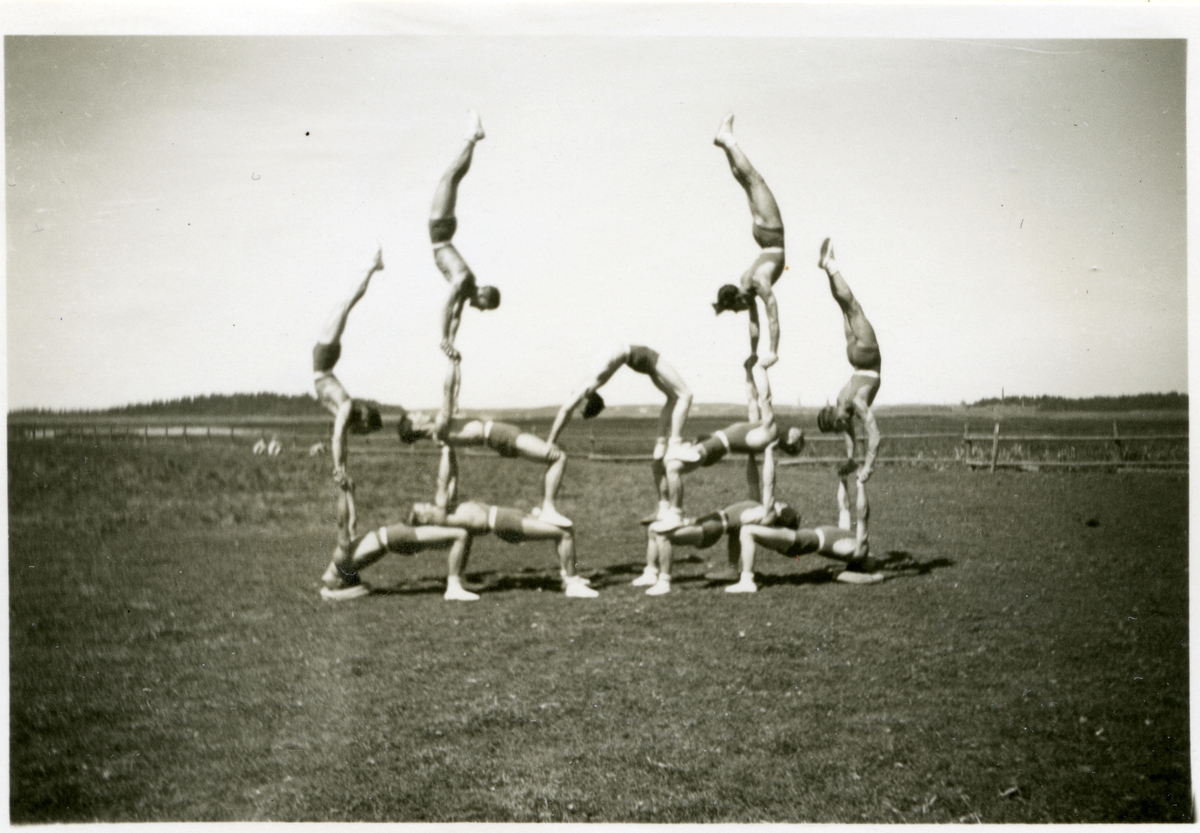 Västerås. 
En grupp gymnaster i en gymnastisk formation, 1940-tal.