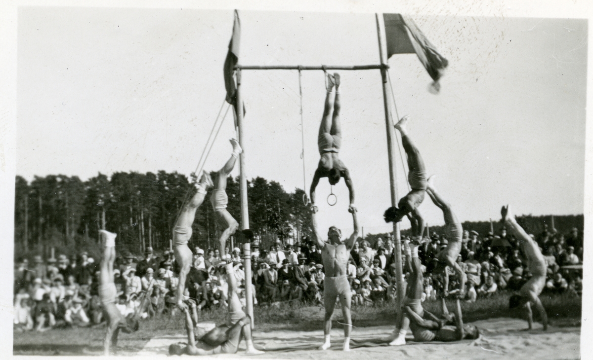 Västerås, Vallby. 
Arostruppen i gymnastisk uppvisning på Vallby, 1940-tal.