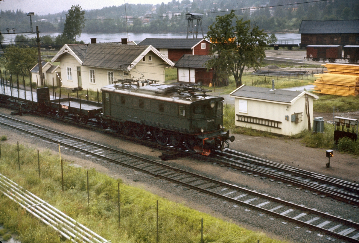 Elektrisk lokomotiv El 5 2035 med godstog på Kongsvinger stasjon