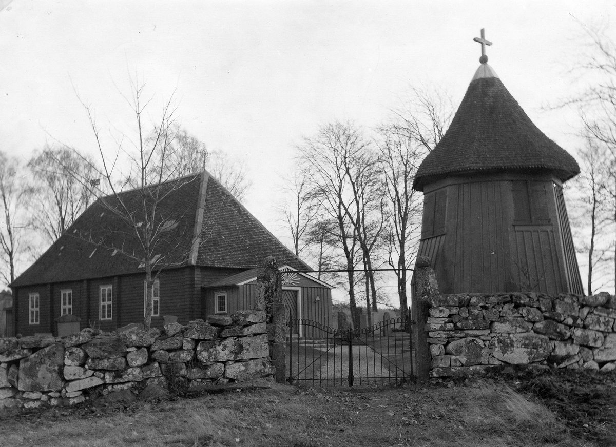 Halland, Varberg, Nösslinge sn. Nösslinge kyrka med kyrkogården.
