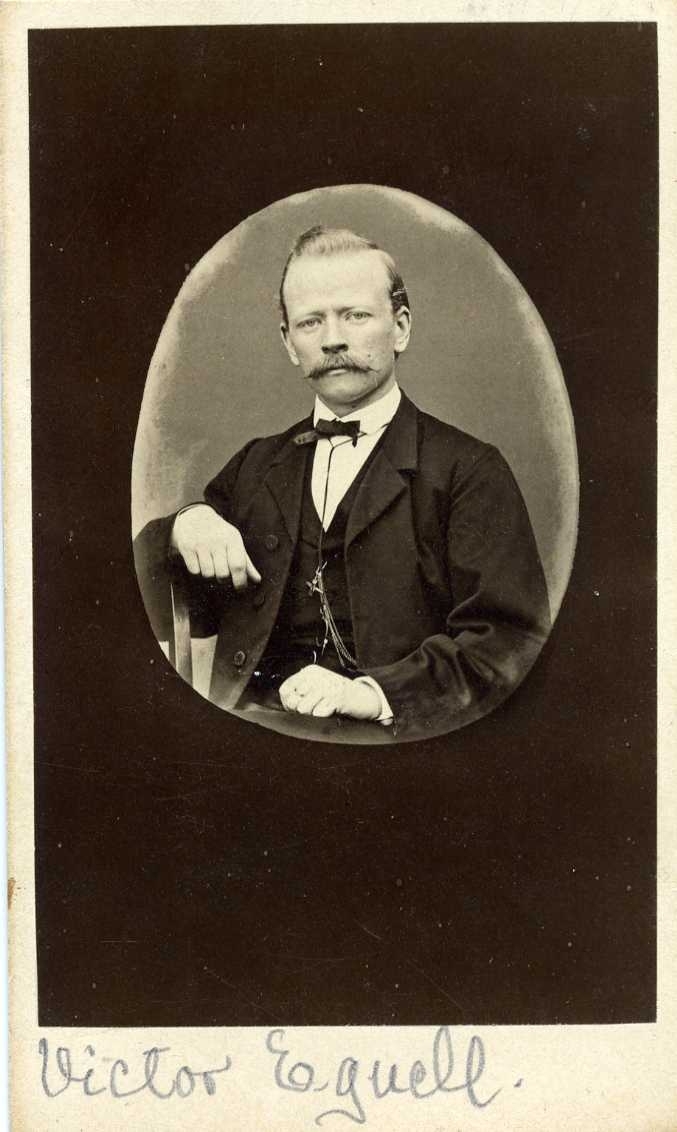 Porträtt av en ung man med mustasch.