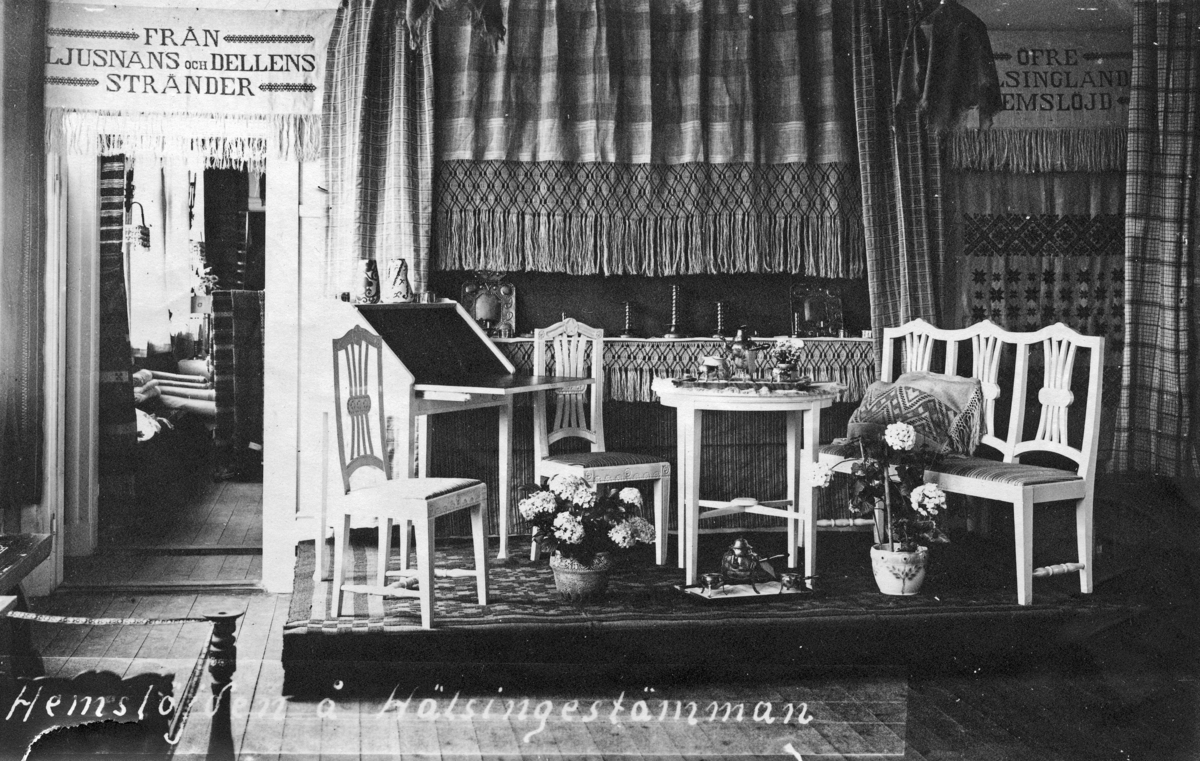 Hemslöjd på Hälsingestämman 1924. Från Ljusnans och Dellens Stränder. Möblerat rum med hemslöjdsalster.