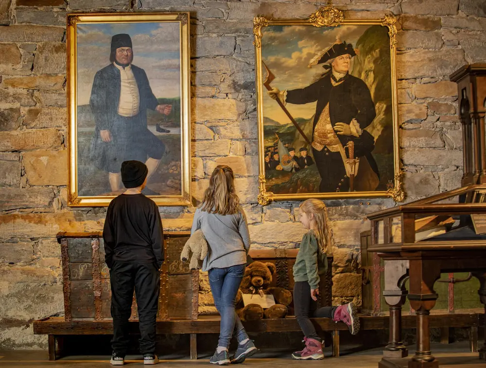 Barn ser på bilder av Stuckenbrock og Heltzen