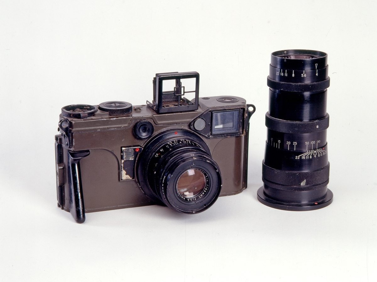 KE-4(1) 70mm Combat Camera er konstruert av Hubert Nerwin, som tidligere arbeidet for Zeiss. Det minner om en forvokst Contax og ble omtalt som Gulliver’s Contax. Det ble produsert i to varianter, en sort modell for det sivile markedet og en olivengrønn for det militære Signal Corps. 

Filmformat: 5.5x7 cm på 70mm rullfilm.          
Optikk: Kodak Ektar 1 : 4 / 205mm.